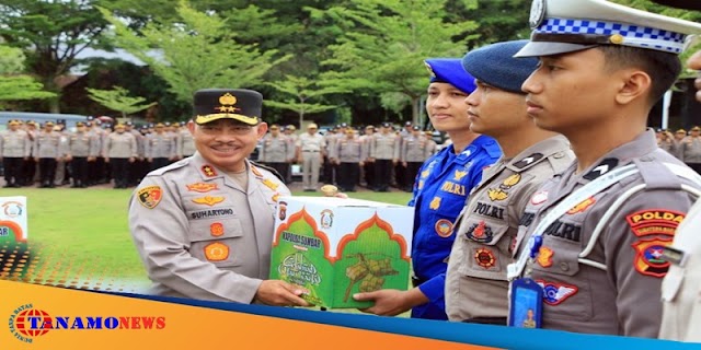 Kapolda Sumbar Serahkan Paket Lebaran Secara Simbolis kepada Personel dan ASN Polda Sumbar