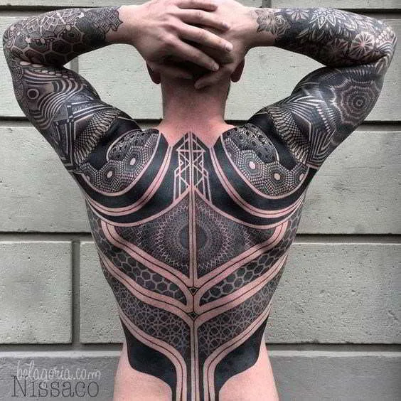 Vemos a un chico tatuada con diseños geometricos 