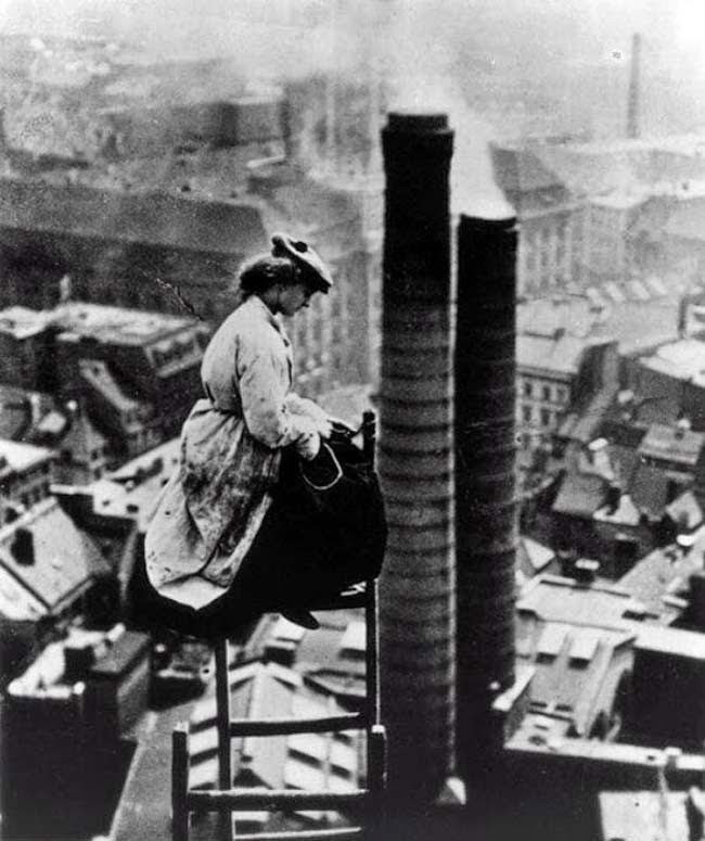 52 photos of women who changed history forever - A mason high above Berlin. [c. 1900]