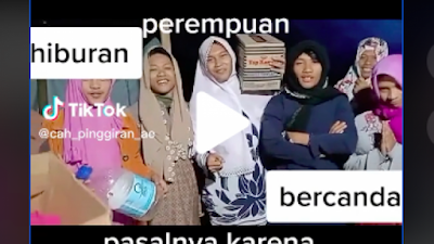 Cerita Gempa Cianjur : Kebanyajan Sumbangan Baju Wanita, Para Pria Ini Pakai Baju Perempuan di Posko Pengungsian