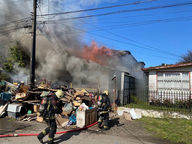Puerto Montt: incendio destruye vivienda de dos pisos