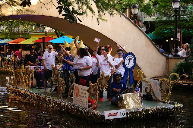 ESPOSAS MILITARES HISPANAS, SAN ANTONIO RIVER WALK, TEXAS, MILITARY PARADE, FLOAT