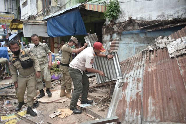 Satpol PP Kabupaten Asahan Tertibkan Kios Pedagang Buah di Jalan Tengku Umar