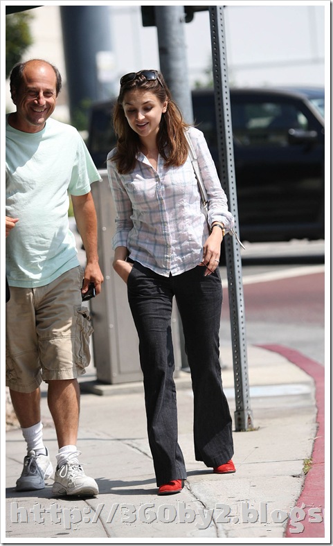Rachael Leigh Cook cute enough to take home to meet mom