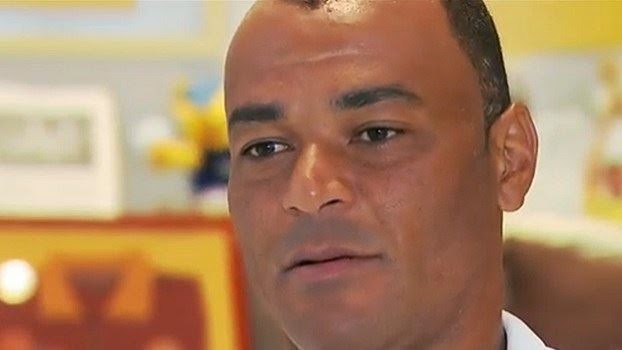 'Estranho', Cafu é expulso do vestiário da seleção ....Disse 'Eu não sou uma pessoa estranha, só estou aqui para dar um abraço nos meninos e dar um carinho e um conforto para eles', comentou o capitão do penta