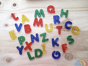 Letras mayúsculas translúcidas para la mesa de luz