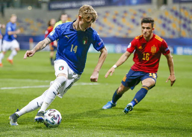 Rovella encara a Manu García. SELECCIÓN DE ESPAÑA SUB 21 0 SELECCIÓN DE ITALIA SUB 21 0. 27/03/2021. Campeonato de Europa Sub 21, fase de grupos, Grupo B, jornada 2. Maribor, Eslovenia, estadio: Ljudski vrt. GOLES: No hubo.