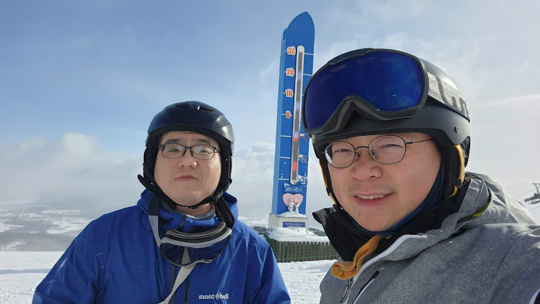 在山上地標滑雪溫度計自拍照