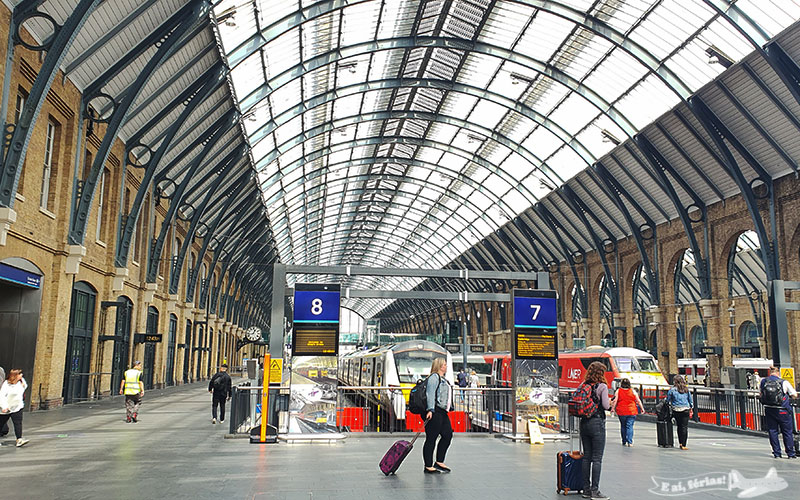 Plataformas 7 e 8 da King's Cross Station.