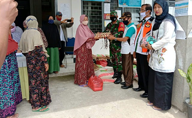 Dampingi Pembagian Sembako, Babinsa Koramil 08/Bukit Sundi : Semoga Bisa Meringankan Beban Masyarakat