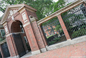 McKean Gate en el Campus Principal de la Universidad de Harvard