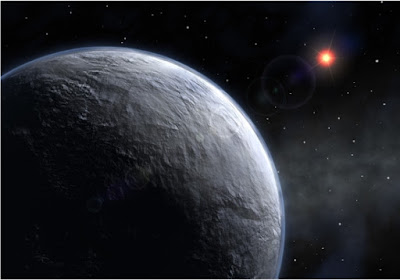  lustração artística da estrela KELT-9 (esquerda) e do seu planeta superquente KELT-9b (direita).[Imagem: NASA/JPL-Caltech/R. Hurt (IPAC)]  Planetas extremos  Astrônomos descobriram recentemente o planeta mais quente já encontrado - com uma temperatura superficial maior do que a de algumas estrelas.  À medida que a caça aos planetas fora do nosso Sistema Solar continua, já descobrimos muitos outros mundos com características extremas.  E a exploração do nosso próprio Sistema Solar também revelou alguns concorrentes muito estranhos.  Aqui estão sete dos mais extremos.  O planeta mais quente  A temperatura de um planeta depende principalmente de quão perto ele está da sua estrela hospedeira - e de quão quente essa estrela queima. Em nosso próprio Sistema Solar, Mercúrio é o planeta mais próximo do Sol, ficando a uma distância média de 57.910.000 km. As temperaturas no seu dia são de cerca de 430° C, enquanto o próprio Sol tem uma temperatura superficial de 5.500° C.  Mas estrelas mais maciças do que o Sol queimam mais quente. A estrela HD 195689 - também conhecida como KELT-9 - é 2,5 vezes mais maciça do que o Sol e tem uma temperatura superficial de quase 10.000° C. Um dos seus planetas, o KELT-9b, está muito mais perto da sua estrela hospedeira do que o Mercúrio está do Sol.  É por isso que ele é o mais quente que conhecemos, passando dos 4.300º C durante o dia - mais quente do que a maioria das estrelas, e apenas cerca de 1.100º C mais frio do que o nosso próprio Sol.   O OGLE-2005-BLG-390Lb é tão frio que qualquer gás em sua atmosfera já se congelou e está como um sólido em sua superfície. [Imagem: ESO] O planeta mais frio  Com uma temperatura de apenas 50 graus acima do zero absoluto (-223° C), o exoplaneta OGLE-2005-BLG-390Lb leva o título do exoplaneta mais frio que se conhece.  Com cerca de 5,5 vezes a massa da Terra, ele provavelmente também é um planeta rochoso. Embora não esteja muito distante da sua estrela hospedeira, com uma órbita que o colocaria em algum lugar entre Marte e Júpiter em nosso Sistema Solar, sua estrela hospedeira é uma estrela de pequena massa, conhecida como anã vermelha.  Esse planeta de nome enigmático é popularmente chamado de Hoth, em referência a um planeta gelado da saga Star Wars. Contrariamente ao planeta ficcional, no entanto, ele não é capaz de sustentar atmosfera porque é tão frio que a maior parte dos seus gases virou gelo sólido.   O maior planeta que se conhece é quase 30 vezes maior que Júpiter. [Imagem: NASA/G. Bacon (STScI)] O maior planeta  Estrelas comuns como o Sol queimam fundindo hidrogênio em hélio. Mas há uma forma de estrela, chamada anã marrom, que é suficientemente grande para iniciar alguns processos de fusão, mas não suficientemente grande para sustentá-los.  O exoplaneta DENIS-P J082303.1-491201 b, com um um apelido igualmente impronunciável de 2MASS J08230313-4912012 b - tem 28,5 vezes a massa de Júpiter, o que o torna o planeta mais maciço listado no arquivo de exoplanetas da NASA.  É tão grande que se discute se ele é realmente um planeta - seria um gigante gasoso da classe Júpiter - ou se deveria ser classificado como uma estrela anã marrom. Ironicamente, sua estrela hospedeira é uma anã marrom.   O menor exoplaneta já descoberto é do tamanho da Lua. [Imagem: NASA/Ames/JPL-Caltech] O menor planeta  Apenas um pouco maior do que a nossa Lua e menor do que Mercúrio, o Kepler-37b é o menor exoplaneta já descoberto.  Um mundo rochoso, ele está mais perto da sua estrela hospedeira do que Mercúrio está do Sol. Isso significa que o planeta é muito quente para manter água líquida e, portanto, vida em sua superfície.  O planeta mais velho  O exoplaneta PSR B1620-26 b, com seus 12,7 bilhões de anos, é o planeta mais antigo que se conhece.  Um gigante gasoso com 2,5 vezes a massa de Júpiter, ele aparentemente existe desde sempre - nosso Universo tem calculados 13,8 bilhões de anos, apenas um bilhão de anos mais velho do que o exoplaneta.   O exoplaneta Próxima b não tem nada de extremo, mas é o exoplaneta mais próximo da Terra. [Imagem: ESO/M. Kornmesser] O planeta mais jovem  O sistema planetário V830 Tauri tem apenas 2 milhões de anos de idade.  A estrela hospedeira tem a mesma massa que o nosso Sol, mas o dobro do raio, o que significa que ainda não se contraiu completamente na sua forma final.  O planeta - um gigante gasoso com três quartos da massa de Júpiter - também provavelmente ainda está crescendo. Isso significa que ele está adquirindo mais massa colidindo frequentemente com outros corpos planetários, como asteroides em seu caminho - o que o torna um lugar pouco seguro.   A maior onda do Sistema Solar fica em Vênus. [Imagem: Tetsuya Fukuhara et al. - 10.1038/ngeo2873gra] O planeta com pior clima  Como os exoplanetas estão muito longe para que possamos observar seus padrões climáticos, neste quesito devemos voltar nossos olhos para o nosso próprio Sistema Solar.  Então, o título de planeta com pior clima vai para Vênus. Um planeta do mesmo tamanho da Terra, ele está envolto em nuvens de ácido sulfúrico. A atmosfera se move em torno do planeta muito mais rápido do que o planeta gira, com ventos atingindo velocidades de furacão de 360 km/h. Ciclones de olhos duplos giram constantemente acima de cada pólo.  Sua atmosfera é quase 100 vezes mais densa que a da Terra e é composta por mais de 95% de dióxido de carbono. O efeito estufa resultante cria temperaturas de pelo menos 462° C na superfície, que é realmente mais quente do que Mercúrio. Embora seja seco e hostil à vida, o calor pode explicar por que Vênus tem menos vulcões do que a Terra.  BY: Christian Schroeder - The Conversation 