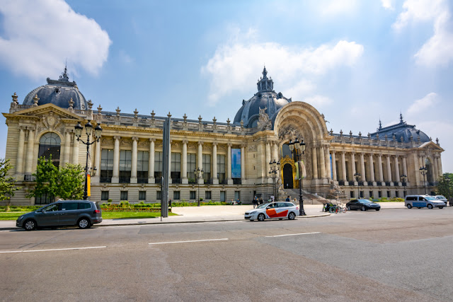  foto da fachada do Petit Palais (pequeno palácio)   