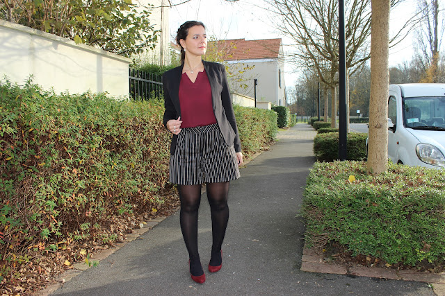 short sinequanone, manteau long, escarpins bordeaux