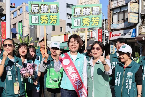 ▲爭取連任的立委黃秀芳昨傍晚由民進黨立院黨團幹事長劉世芳、台北市議員洪婉臻陪同，分赴南區、東區掃街。（記者林明佑翻攝）