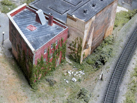 model railroad ivy covered wall at Northlandz