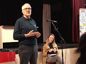 Agustín Moreno junto a la moderadora Milagros García en la charla de la Semana por la Educación de Tetuán