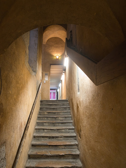 jiemve, le temps d'une pose, Lyon, traboule, traboules, cours d'immeuble, façades, escaliers