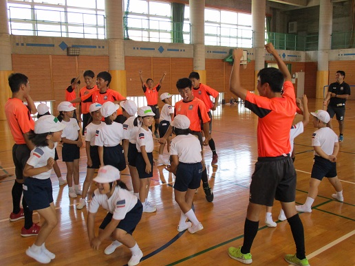 寄島小学校のブログ しおかぜ ３年生 おかやま山陽高校サッカー部との交流 ７月１６日