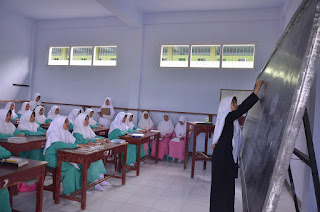 Kali ini kita akan membahas sebuah materi pembelajaran perkuliahan khususnya calon guru studi pendidikan yaitu tentang micro teaching, adapun kita akan membahas lengkap rangkuman makalah pengertian micro teaching secara umum dan menurut para ahli, tujuan, manfaat, teknik, bahan ajar micro teaching, dan contoh micro teaching pdf. 