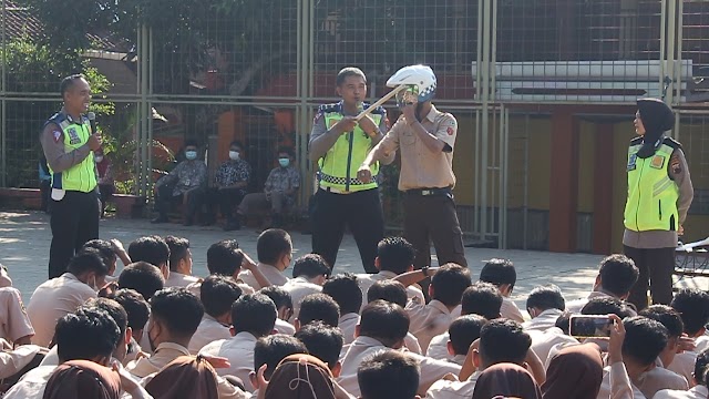 Police Goes to School, Polres Kebumen Sosialisasikan penggunakan Helm dengan Benar