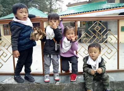 Niños y niñas de la guardería de McLeod Ganj