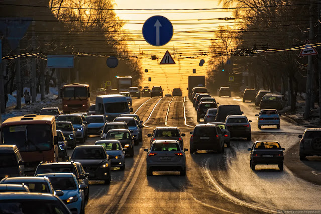 Городская улица с машинами залитая золотым солнечным светом