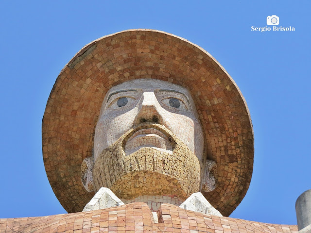 Close-up da face da Estátua do Borba Gato em Santo Amaro