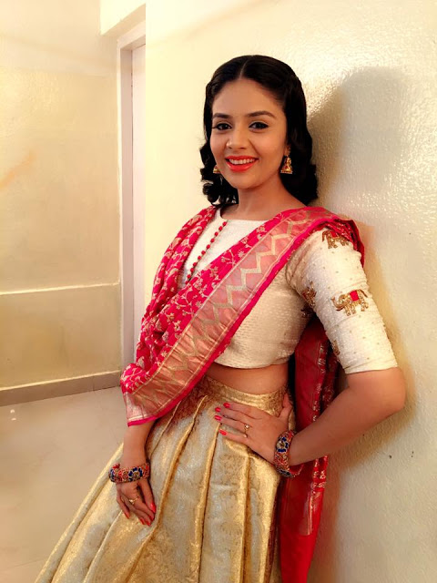 Anchor Sreemukhi in Cream Lehenga Choli at Pataas Dasara Special Episode