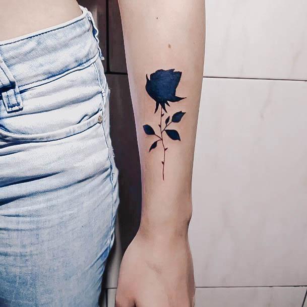 40 tatuagens de rosas pretas para mulheres que desejam um visual ousado!