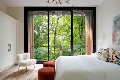 Desain Kamar Tidur dengan jendela besar untuk mengoptimalkan cahaya yang masuk