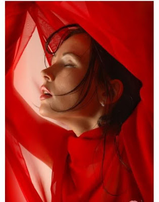 أسباب تجعل المرأة لا تبدأ بالخطوة الأولى في الحب - امرأة ترتدى اللون الاحمر - woman wear red dress
