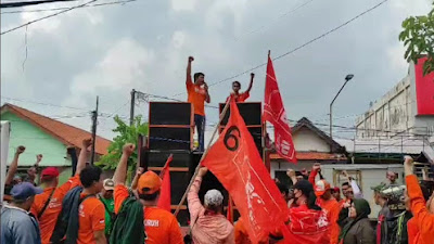 Hari Kedua Rapat Pleno Rekapitulasi Penghitungan Suara di KPUD Sidoarjo Diwarnai Aksi Demo Massa Partai Buruh 