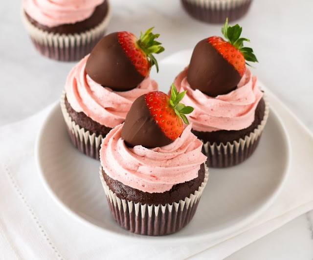 Chocolate Covered Strawberry Cupcakes #chocolate #cake