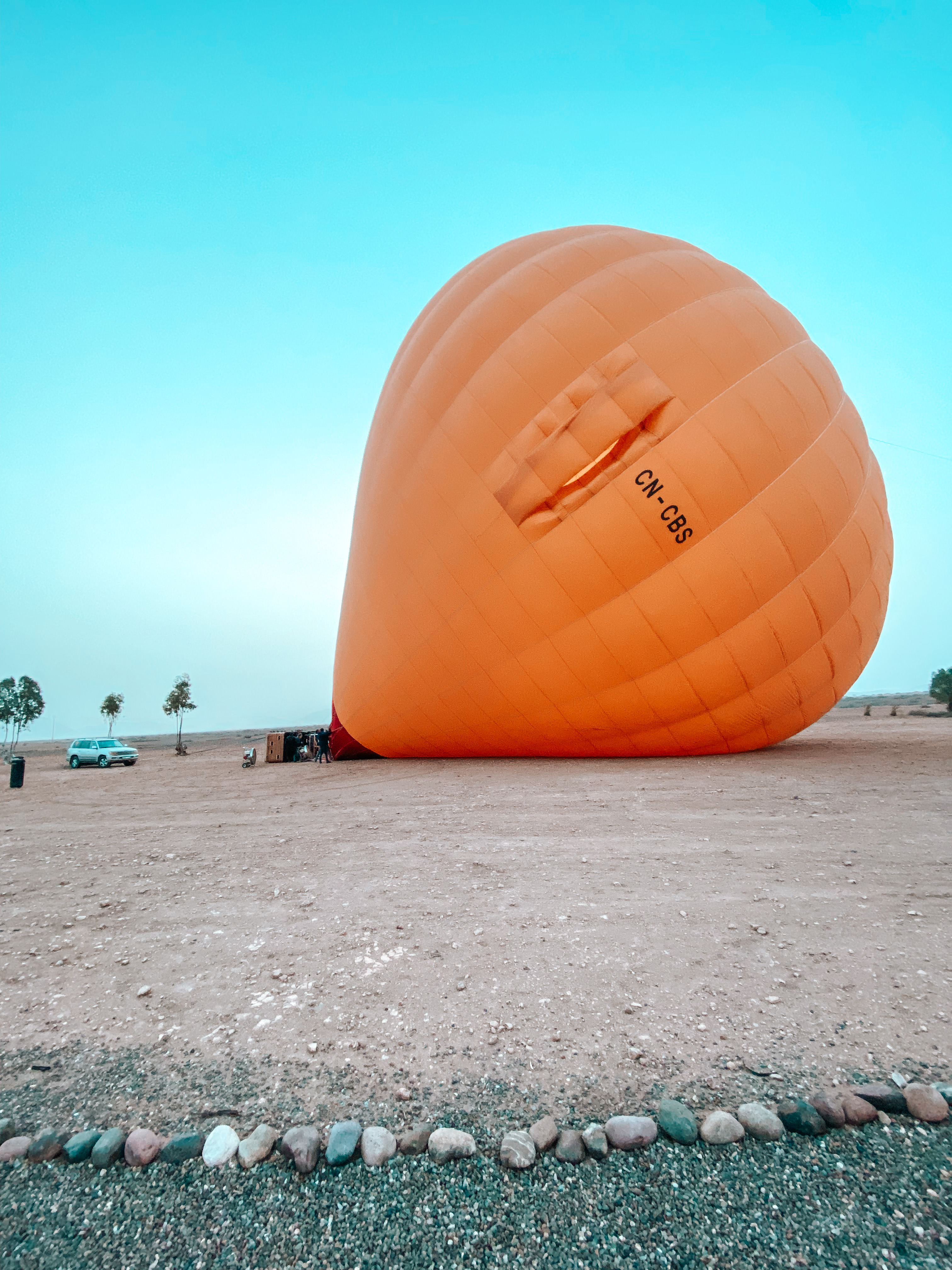 ballon de montgolfiere au sol qui se prépare à voler