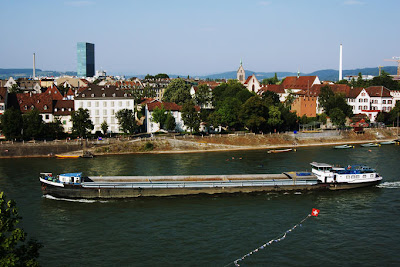 Basilea Long nave merci in fiume Reno