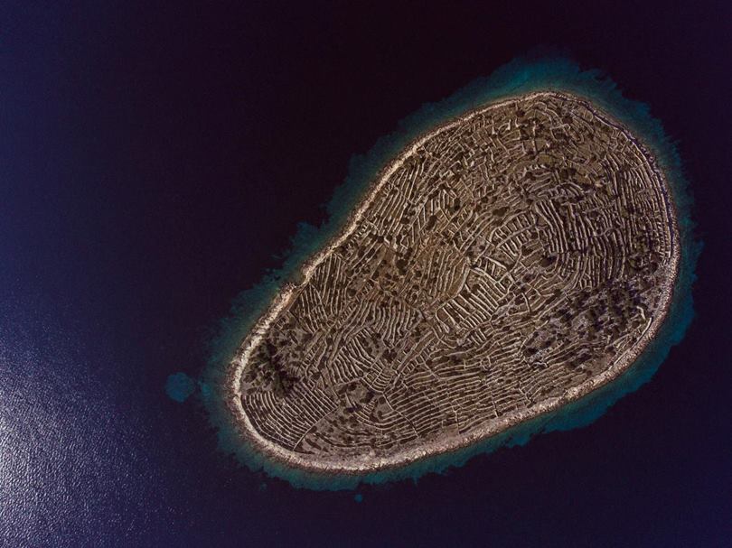 The stone walls of Baljenac island is an example of this story and tells us that, in the 16th and 17th centuries, during the Ottoman conquest, the island served as a refuge for the Christians who began to build, stone by stone, a network of walls to protect themselves although it would not be until the 19th century and thanks to the Agriculture, when it reached its current appearance that resembles a human fingerprint.