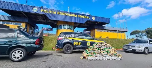 PRF apreende 285 quilos de Maconha e prende 05 pessoas em Barra do Turvo