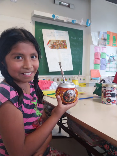 imagen de una alumna tomando un mate