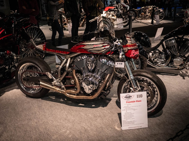 Indian fabrica motos hermosas, y esta motocicleta de Louis Motorrad en Alemania celebra la reluciente V-twin de una Chief Vintage 2016. Llamada "Engina", de la empresa que se mantiene aquí en Intermot, pero nos encanta el trabajo de pintura y el escape seccionado.