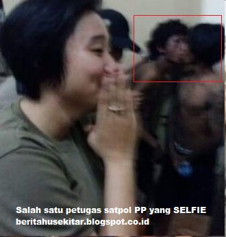 Petugas satpol PP makassar selfie di depan begal yang di hukum ciuman
