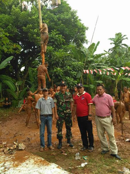 Panjat Pinang Koramil 07/Limo Meriah dan Seru