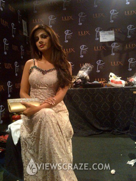 saba qamar at lux style awards 2012