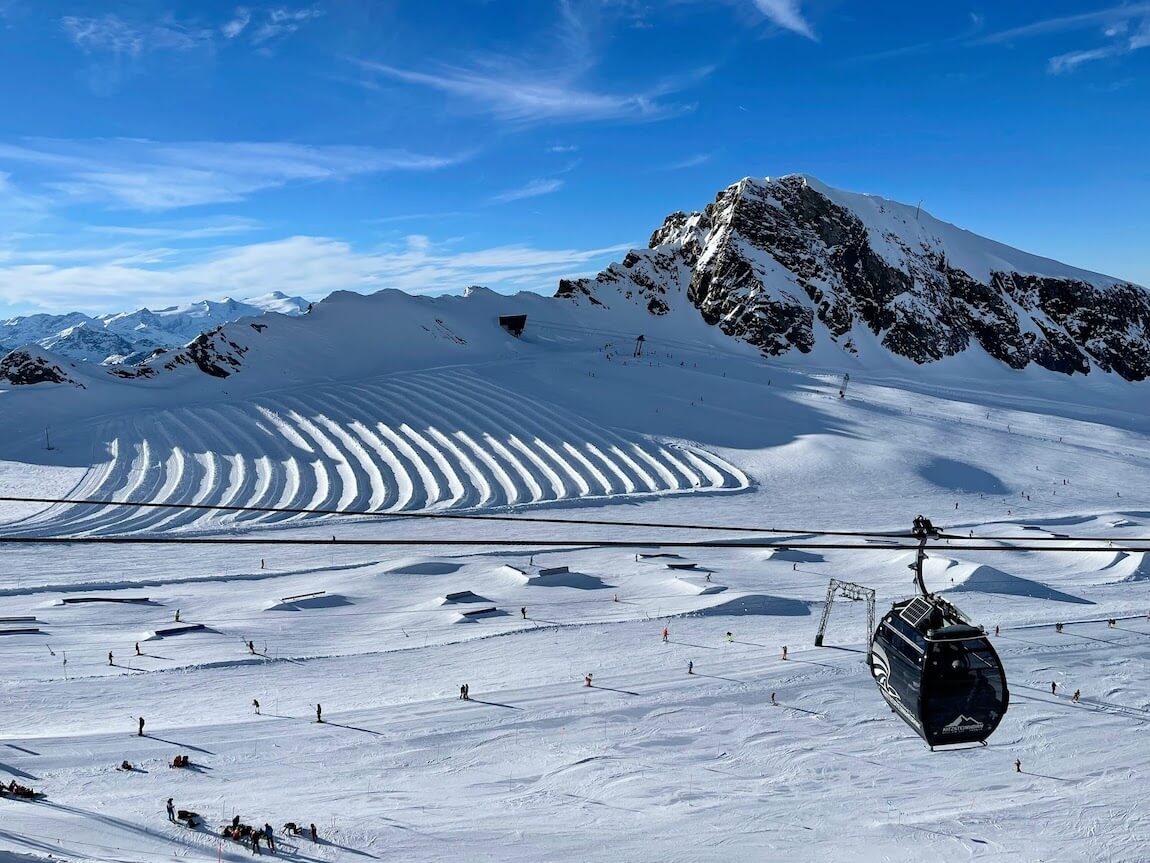 Widok spod szczytu lodowca Kitzsteinhorn, Kaprun, Austria. Widok na trasy narciarskie w górnej części lodowca.