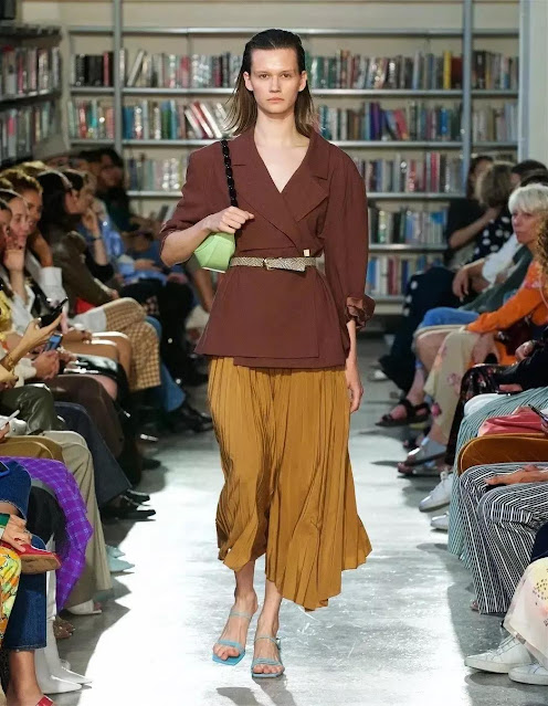 A model wore a Yellow-brown outfit.