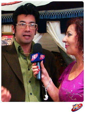 O Mago Julio Pithon concedendo entrevista para a apresentadora Nassima Sallum - TVM.