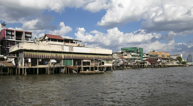 Navigazione sul fiume Chao Phraya a Bangkok