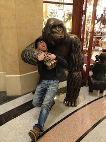 09-Kaneda-Funny-Photographs-with-Statues-and-Sculptures-www-designstack-co