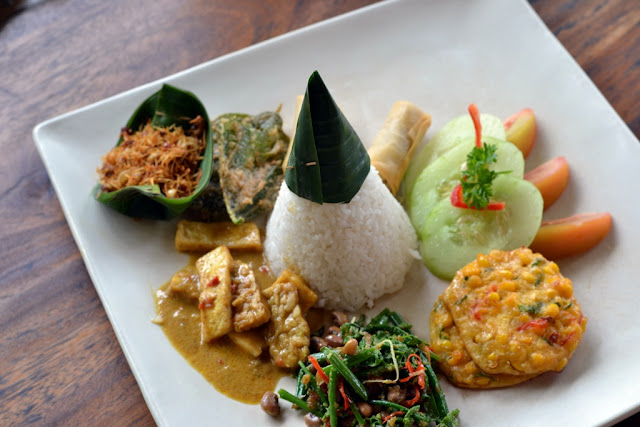 Makan Plus Gegoleran di Kampung Cafe, Tegalalang Ubud