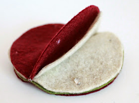 Felt Christmas Bauble Tutorial: Make it with thread or hot glue. | The Inspired Wren